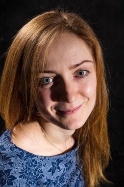 Fotoğraf stüdyosunun portresine bakan genç ve güzel bir kadın.