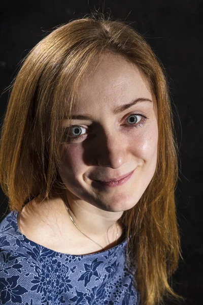 Mujer bastante joven mirando en el retrato del estudio de la cámara — Foto de Stock