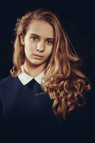 Estúdio retrato de jovem bela mulher de cabelos compridos — Fotografia de Stock