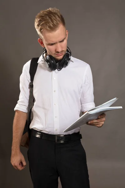 Jeune étudiante habillée en chemise blanche regardant les papiers — Photo