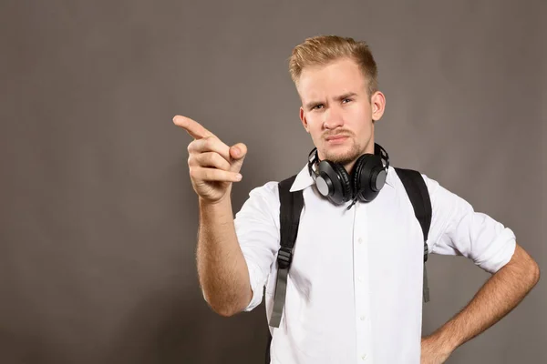 Junger Mann mit weißem Hemd und Kopfhörer — Stockfoto