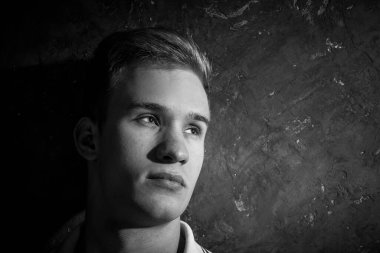 Sıradan bir stüdyo resmi giymiş hoş bir genç adam..