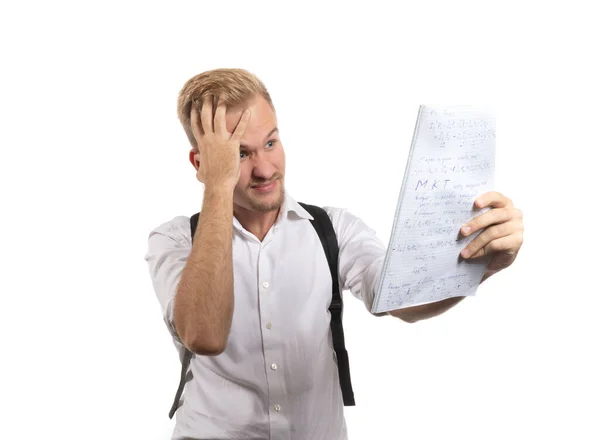 Junger Mann im weißen Hemd blickt emotionslos auf seine Papiere — Stockfoto