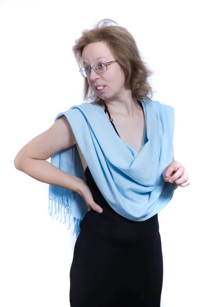 파란 수건을 든 쾌활 한 40 세 여성 — 스톡 사진