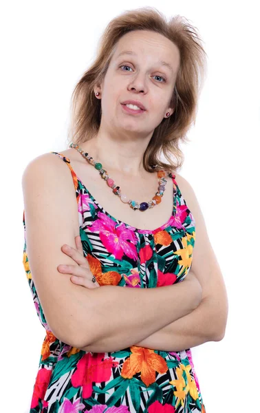 Alegre 40 anos de idade mulher em vestido brilhante estúdio retrato no fundo branco. — Fotografia de Stock