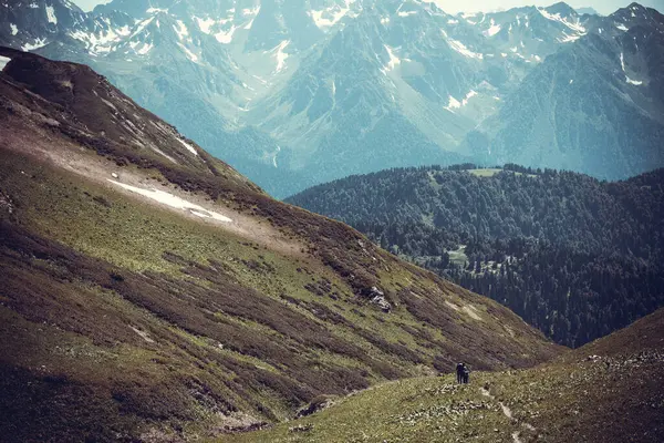 Hermoso paisaje de montaña con turistas senderismo en las montañas del Cáucaso. —  Fotos de Stock