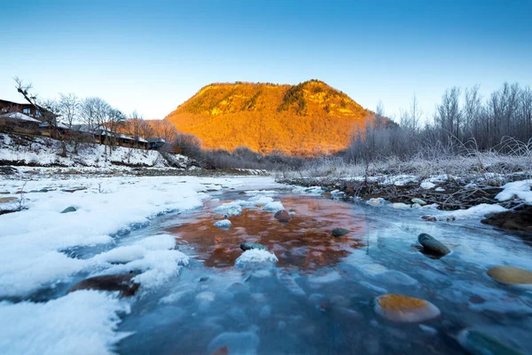 Güzel güneşli kış manzarası Buz nehri ve dağ. — Stok fotoğraf