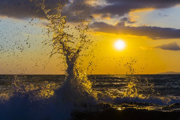 Prachtige kustlijn scene met golven bij zonsondergang balken — Stockfoto