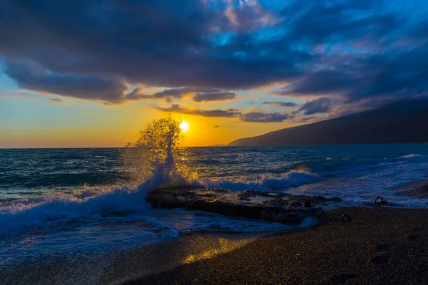 Hermosa escena costera con olas al atardecer — Foto de Stock