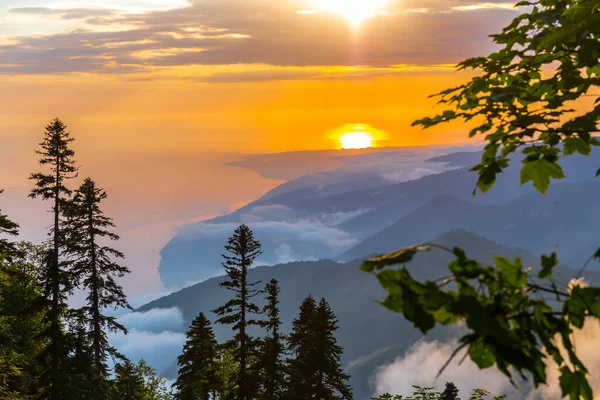 Paysage paysage de montagne aux montagnes du Caucase à l'heure du coucher du soleil — Photo