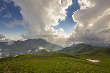 Kafkasya dağlarındaki güzel dağ manzarası Bulutlar ve mavi gökyüzü