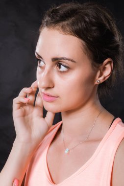 Spor kıyafetleri giymiş güzel genç bir kadın.