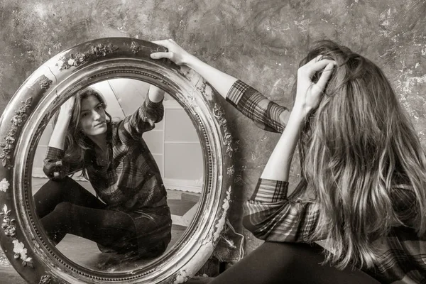 Jonge langharige mooie vrouw zitten in de voorkant van de vintage spiegel — Stockfoto