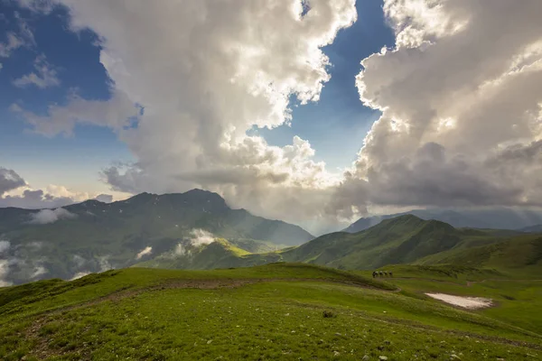 Kafkasya dağlarındaki güzel dağ manzarası Bulutlar ve mavi gökyüzü