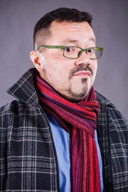 Gözlüklü, neşeli, duygusal portresi olan adam.