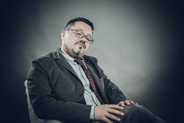 Gözlüklü, neşeli, duygusal portresi olan adam.