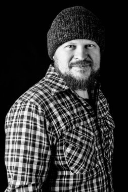 Katı sakallı, yün şapkalı bir adam.