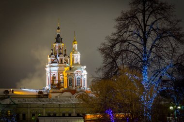 Moskova Kremlin yakınlarındaki ortodoks kilisesinde güzel bir gece manzarası..