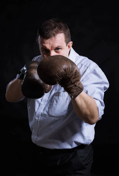 Hombre sólido de mediana edad con guantes de boxeo viejos — Foto de Stock