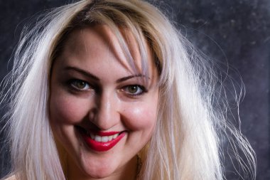 Çekici tombul kadın stüdyo portresi. Yakın çekim..