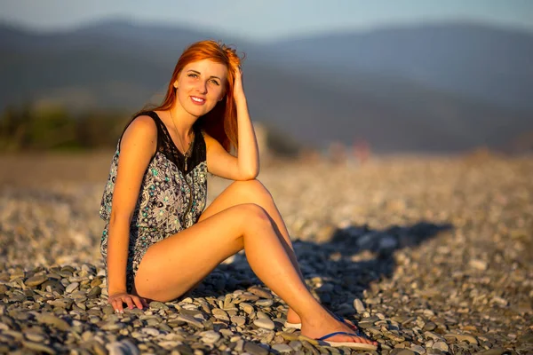아름다운 젊은 여성이 햇살이 잘 드는 해변에서 자청하고 있습니다 — 스톡 사진