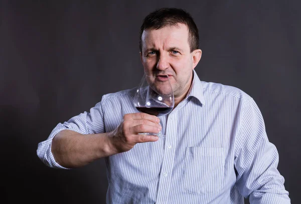 Uomo allegro di mezza età vestito con una camicia con un bicchiere di vino — Foto Stock