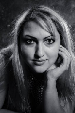 Çekici tombul kadın stüdyo portresi. Yakın çekim..