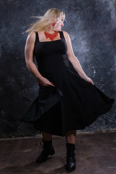 Attraente donna paffuto in abito nero studio di danza ritratto. — Foto Stock