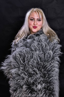Kürk manto giymiş çekici, tombul kadın.