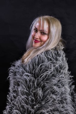 Kürk manto giymiş çekici, tombul kadın.