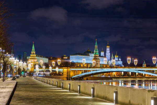 Vista notturna sul argine del fiume Mosca con illuminazione natalizia — Foto Stock