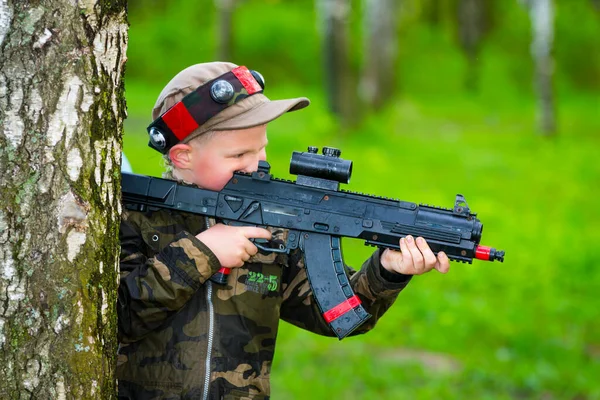 Rapaz com uma arma a jogar laser tag — Fotografia de Stock