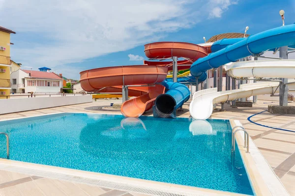 Station publique extérieure aeria avec piscine — Photo