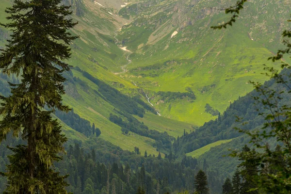 Krajina na Kavkaze s mraky. — Stock fotografie