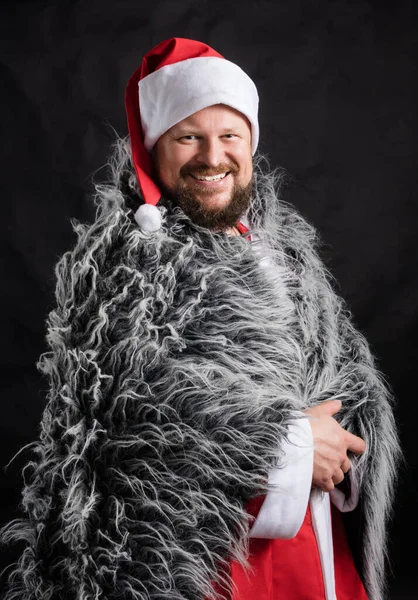 Весела Санта одягнена в хутряну шкіру студійний портрет — стокове фото