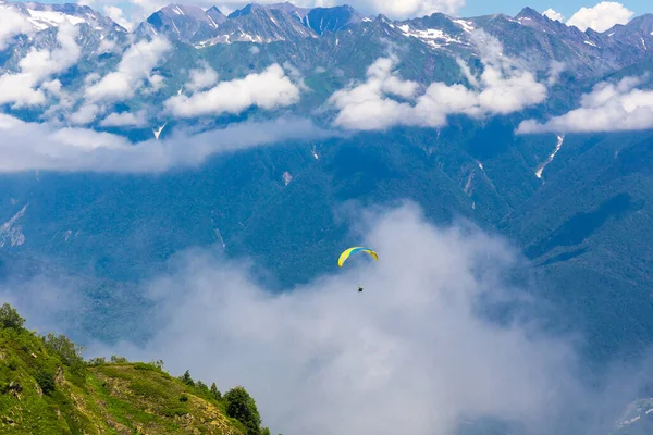 Krásná horská krajina na Kavkaze hory s závěsným kluzákem. — Stock fotografie
