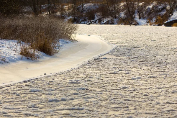 Bela paisagem de inverno com vista para o inverno do rio frosen. — Fotografia de Stock