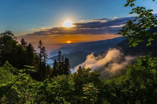 Tájkép hegyvidéki táj a Kaukázus hegység naplementekor — Stock Fotó