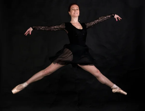 Hermosa bailarina estudio retrato saltando sobre fondo negro estudio retrato. —  Fotos de Stock