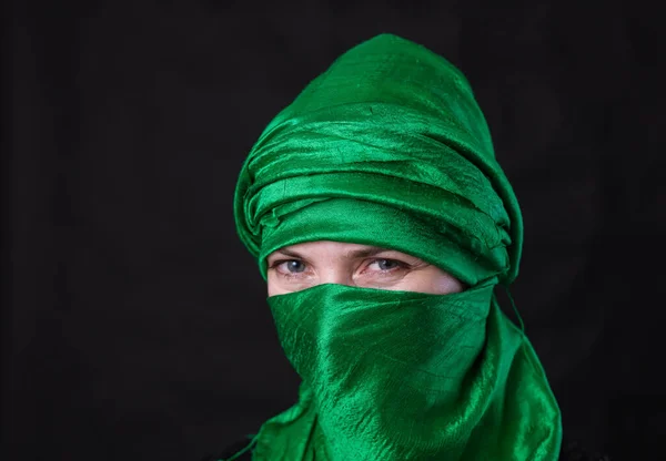 Beautifu muzułmanin kobieta ubrana w zielony chusta — Zdjęcie stockowe