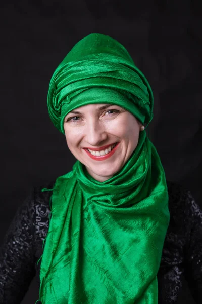 Beautifu mujer musulmana vestida con pañuelo verde —  Fotos de Stock