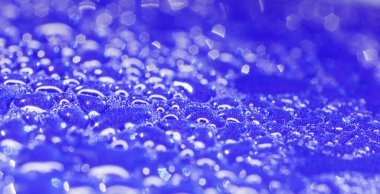 Su damlacıkları alüminyum kutusunda yoğunlaşır.