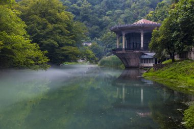 Su üzerinde eski pavyonu olan güzel bir manzara.