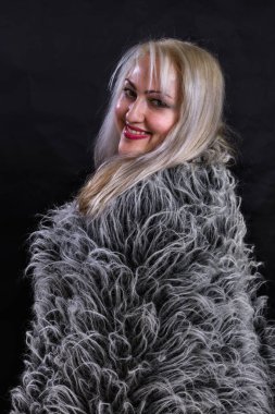 Kürk manto giymiş çekici, tombul kadın.