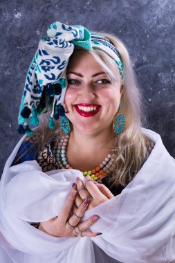 Güzel mavi elbise giymiş çekici, tombul bir kadın.