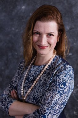 Mavi elbiseli neşeli orta yaşlı kadın.