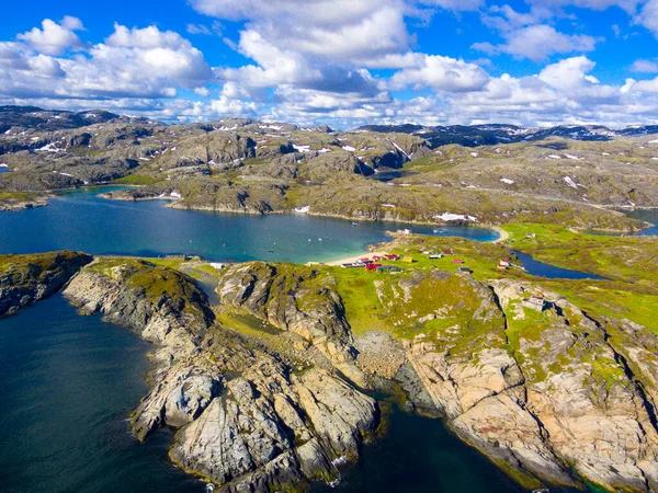 Prachtig arctisch zomerlandschap aan de Barentszzee — Stockfoto