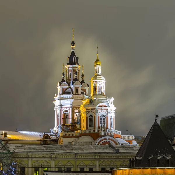 Moskova Kremlin yakınlarındaki ortodoks kilisesinde güzel bir gece manzarası.. — Stok fotoğraf