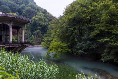 Su üzerinde eski pavyonu olan güzel bir manzara.