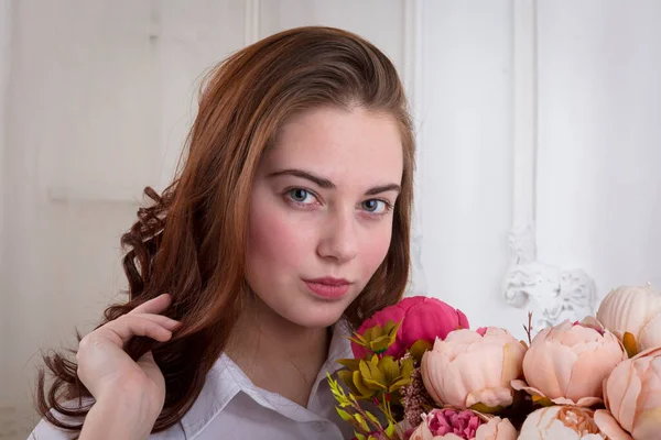 Mooi jong meisje close up portret met bloemen. — Stockfoto